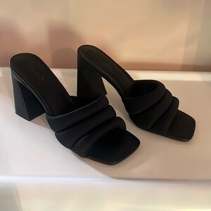 Open edit woman’s black heel